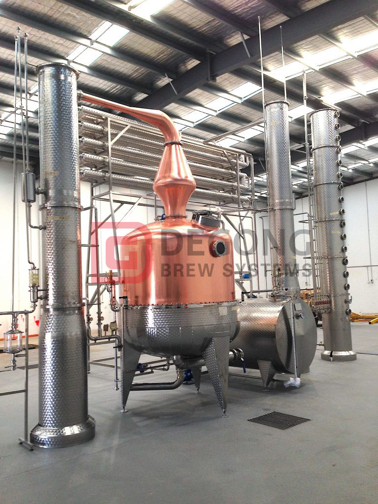 VodkaLight, a Gaitneau, nel Quebec, in Canada, ha ancora un vaso DEGONG da 2.000 litri a 2 colonne, nonché un Mash Tun per distilleria con contenitori per macerazione, fermentazione, miscelazione e stoccaggio