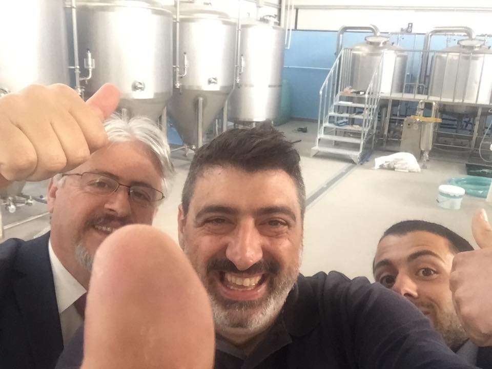 sistema di produzione di birra 1000L viene installato in Italia